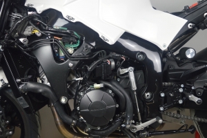 Honda CBR 600 RR 2021-2025 Rahmenschützer - Links - Version 2 - Kurzer - fur einfach Installation - GFK farbiges Schwarz