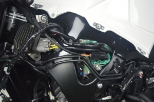 Honda CBR 600 RR 2021-2025 Rahmenschützer - Links - Version 2 - Kurzer - fur einfach Installation - GFK farbiges Schwarz