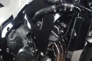 Honda  CBR 600 RR 2007-2020 Rahmenchützer - R GFK farbiges Schwarz - Vorschau auf Motorrad