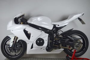 Suzuki GSX-R 1000 2009-2015 (K9-K15) Swingenprotektoren - Paar - CARBON - PLAIN GLOSSY - auf Motorrad